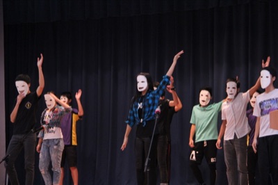 面具不僅是藝術裝飾，更是通往演員與觀眾內心深處的溝通之路