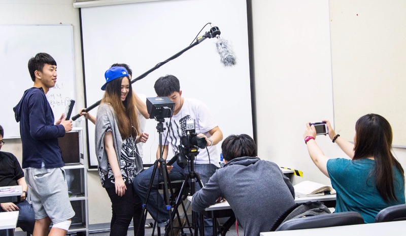 學習錄像拍攝和微電影，學生提升溝通技巧，也訓練邏輯思維